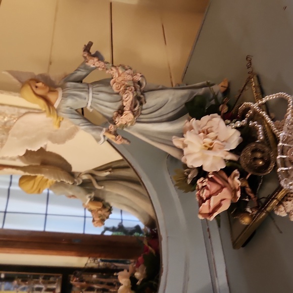 Meet your Posher, Claudia - Picture 1 of 1